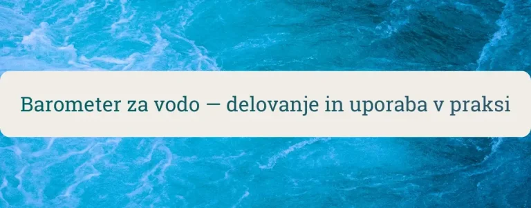 Valovanje vode v ozadju z naslovom “Barometer za vodo – delovanje in uporaba v praksi” (razlaga manometra in merjenja tlaka)