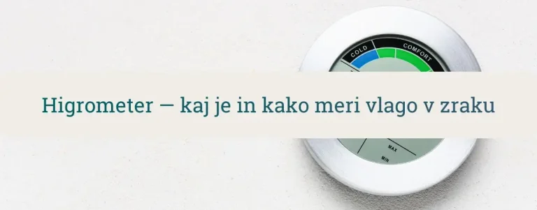 Higrometer na steni, ki meri relativno vlažnost zraka in temperaturo v prostoru za nadzor mikroklime