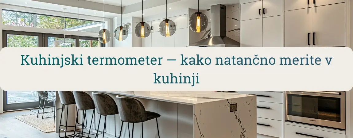 Moderna kuhinja z otokom in visečimi lučmi ter naslovom “Kuhinjski termometer – kako natančno merite v kuhinji”.