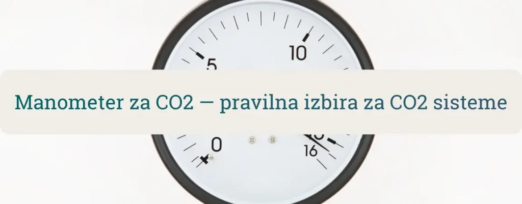 Manometer za CO2 na beli podlagi – merilnik tlaka za CO2 sisteme, regulatorje in jeklenke