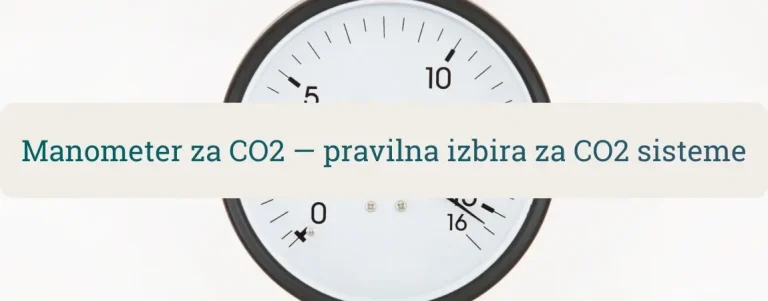 Manometer za CO2 na beli podlagi – merilnik tlaka za CO2 sisteme, regulatorje in jeklenke
