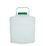Trpežna plastična posoda za mleko z kovinskim ročajem in navojnim pokrovom, primerna za uporabo v kmetijstvu, živinoreji in doma.