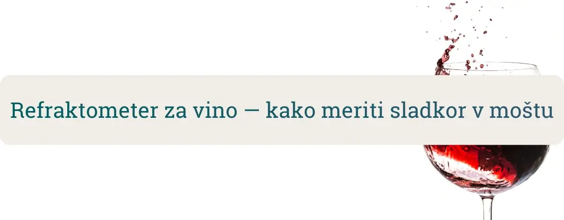 Refraktometer za vino in kozarec rdečega vina – merjenje sladkorja v moštu in kontrola fermentacije
