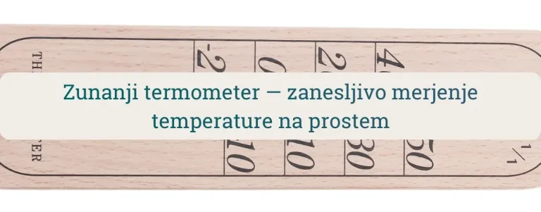 Leseni zunanji termometer s skalo v ozadju – zanesljivo merjenje temperature na prostem.