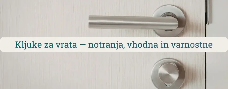 Kljuka za vrata iz brušenega nerjavečega jekla na svetlih notranjih vratih, prikaz moderne kljuke za notranja, vhodna in varnostna vrata.