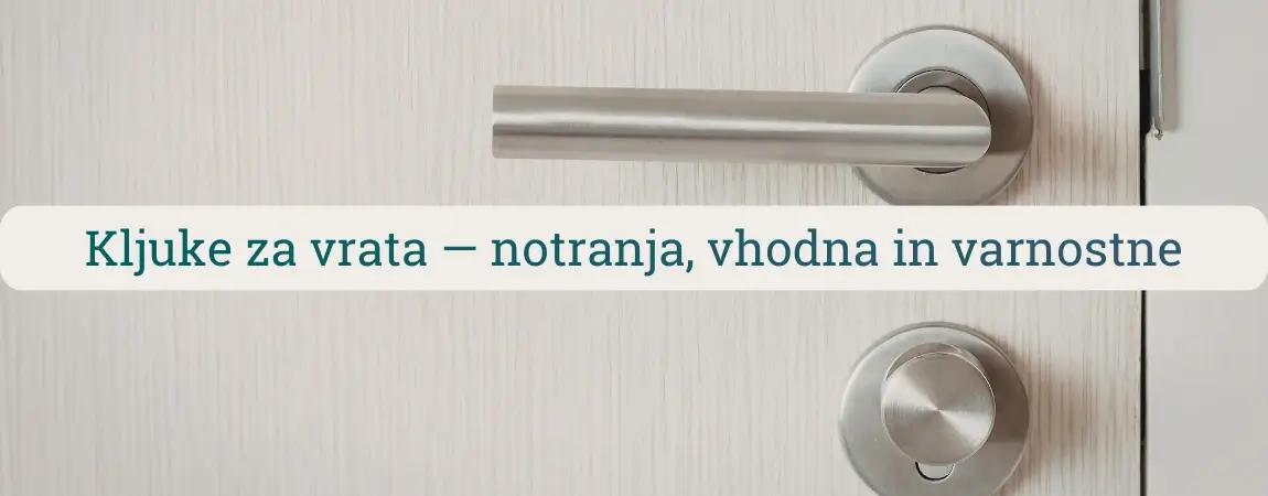 Kljuka za vrata iz brušenega nerjavečega jekla na svetlih notranjih vratih, prikaz moderne kljuke za notranja, vhodna in varnostna vrata.