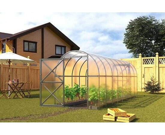 Polikarbonatni rastlinjak z aluminijasto konstrukcijo postavljen na urejenem dvorišču ob hiši