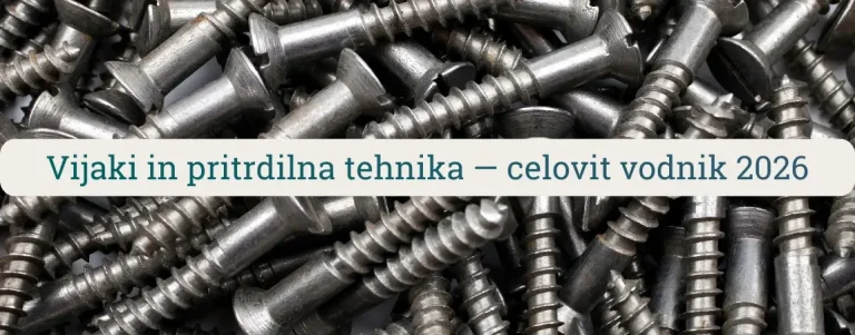 Kup kovinskih vijakov različnih oblik in navojev kot prikaz teme vijaki in pritrdilna tehnika za les, beton, kovino in montažo