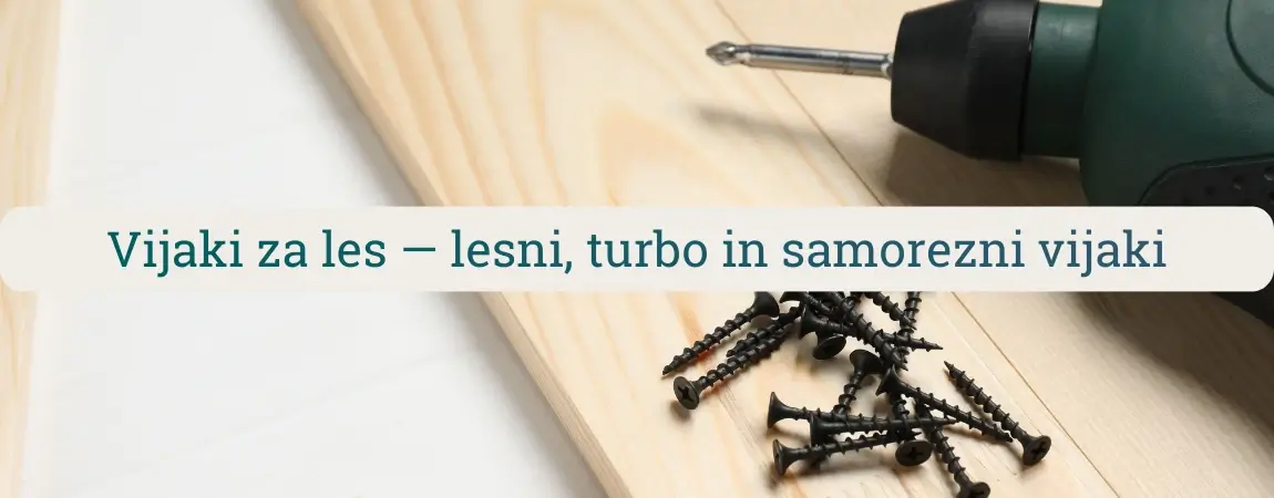 Vijaki za les na leseni deski ob vijačniku – prikaz lesnih, turbo in samoreznih vijakov za močne in natančne spoje v lesu