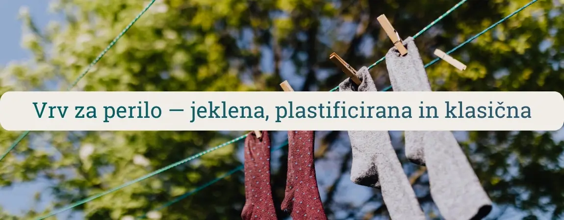 Vrv za perilo z obešenim perilom na prostem med drevesi za sušenje na vrtu ali balkonu