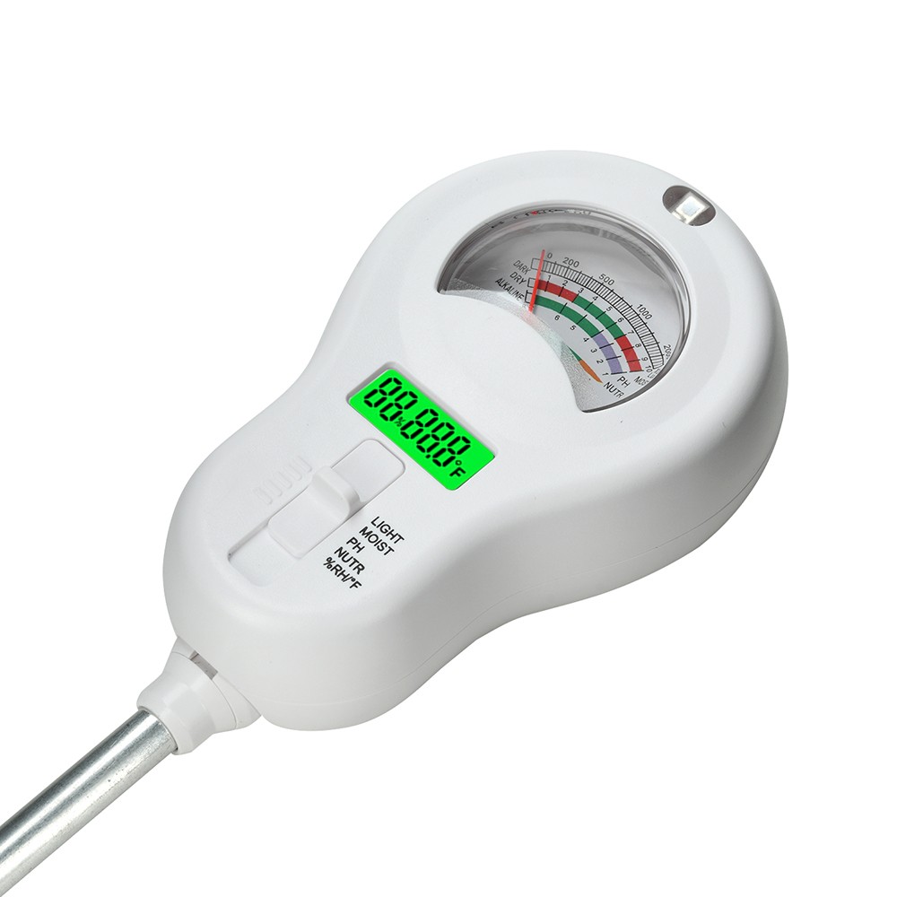 Digitalni tester zemlje 6 v 1 meri pH, vlažnost zemlje, plodnost, temperaturo, zračno vlago in svetlobno jakost. Primeren je za vrt, rastlinjak, trato, lončnice, sadike, visoke grede in kmetijsko uporabo. Pomaga pri pravilnem zalivanju, gnojenju in izbiri primerne lege za rastline.